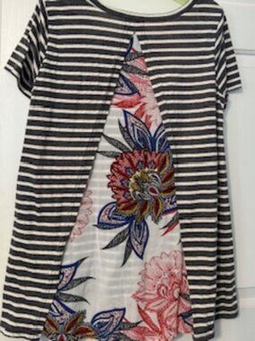 Umgee multi-media split back short sleeve top Sz S
